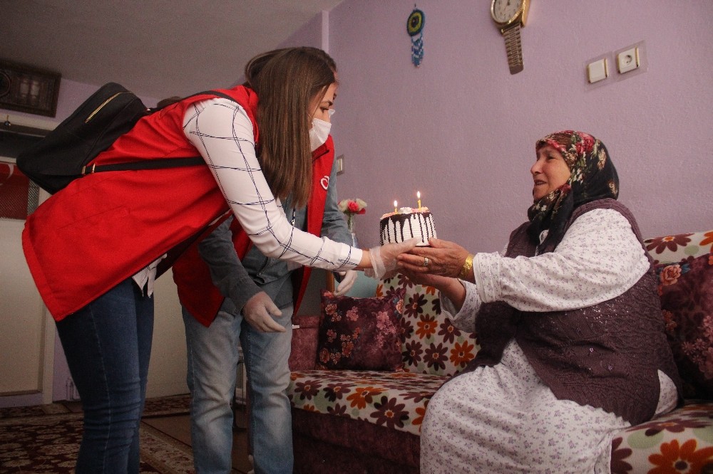 Doğum günü sürprizi yapılan 78 yaşındaki Pembe ninenin mutluluk gözyaşları 