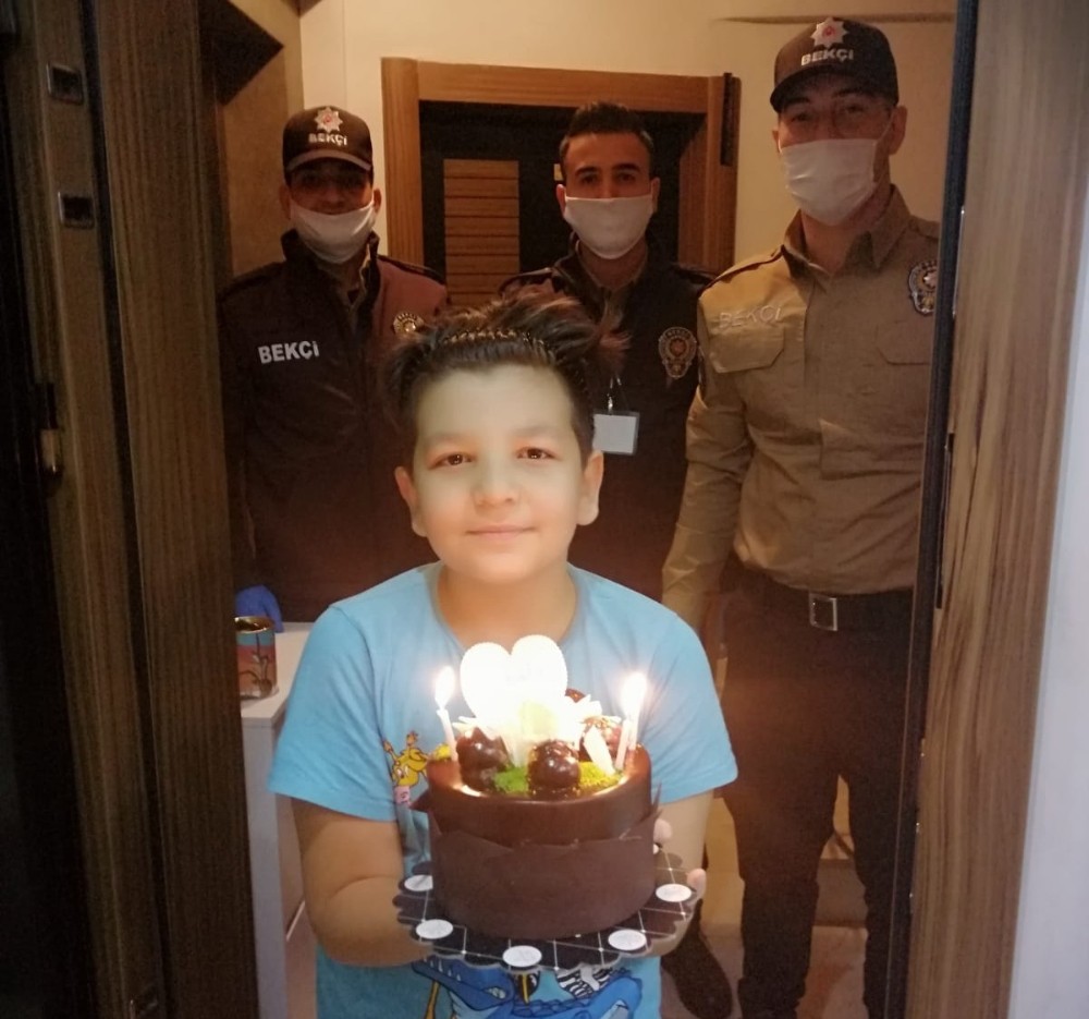 Doğum gününde kumbarasındaki paraları bağışladı, bekçiler pastayla sürpriz yaptı 