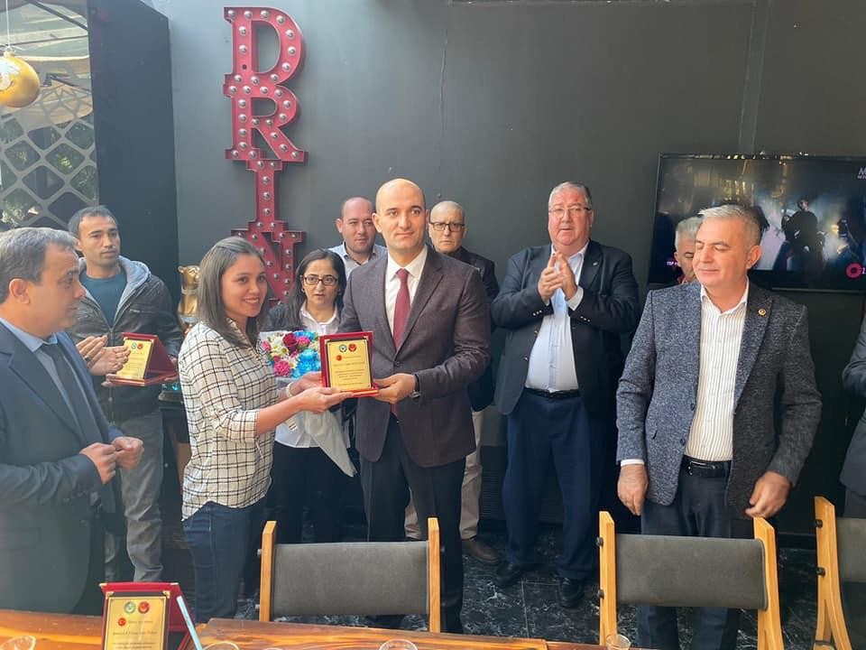 Doğum sırasında kalbi duran bebeği hayata döndüren sağlık ekibine plaket 