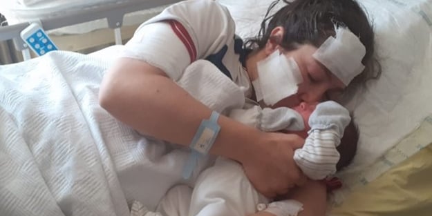 Doğum sonrası bıçaklanan anne bebeğini kucağına aldı