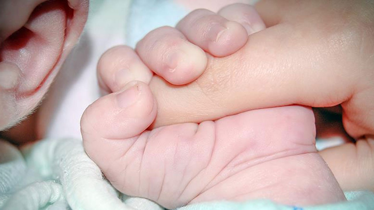 Doğum yapan anneye devletten destek! 5 bin TL yardım için nereye başvurulur?