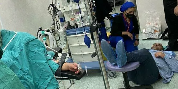 Doğuma giren baba aşırı heyecandan bayıldı!