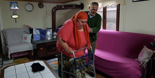 Doğumdan sonra yürüyemez hale geldi