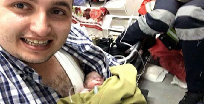 Doktor ambulansta doğan bebeği göğsünde ısıtarak hayata tutundurdu