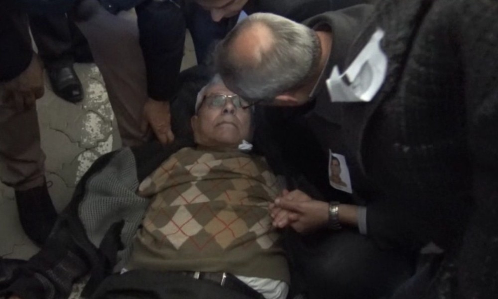 Doktor başkan, cenazede rahatsızlanan kişiye ilk müdahaleyi yaptı 