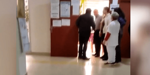 Sana yaşlı bir vatandaşa bağırma hakkını kim verdi? Yakın bu hadsizin diplomasını