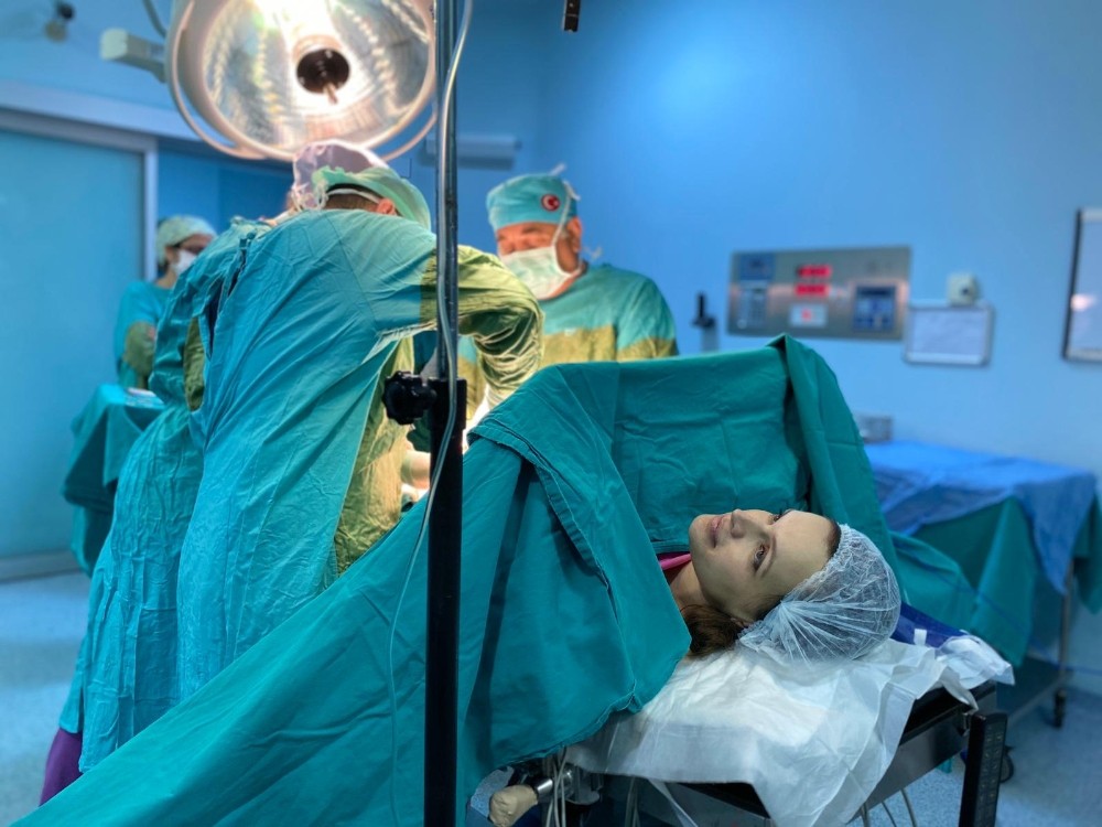 Doktor, eşinin sezaryen ameliyatını yaptı, çifte mutluluk yaşadı 