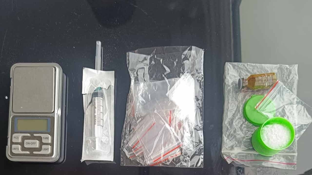Doktor mu torbacı mı belli değil! Ünlülerin doktorunun ev ve iş yerinden bakın neler çıktı