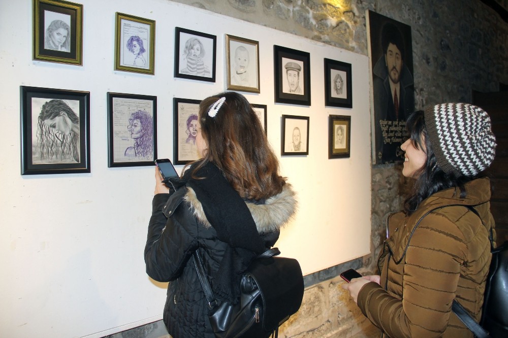 Doktor, reçetelerin üzerine yaptığı resimlerle sergi açtı 