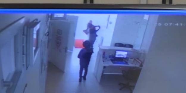 Doktora bıçaklı saldırı anının görüntüleri ortaya çıktı
