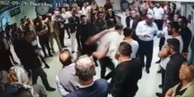 Doktora saldıran CHP’li hakkında ödül gibi karar