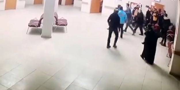 Doktora tekme tokat saldırdı! Feci anlar kameraya böyle yansıdı