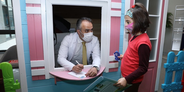 Doktordan çocuklara mucizevi reçete “Tok karnına 1 doz masal”