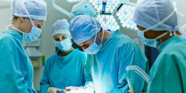  Doktorlar ameliyat sırasında yanlış gözünü çıkartınca hastayı kör etti