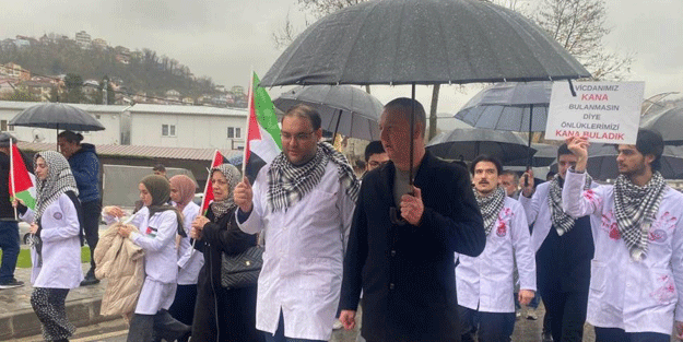 Doktorlar Gazze için kanlı önlükle yürüdü