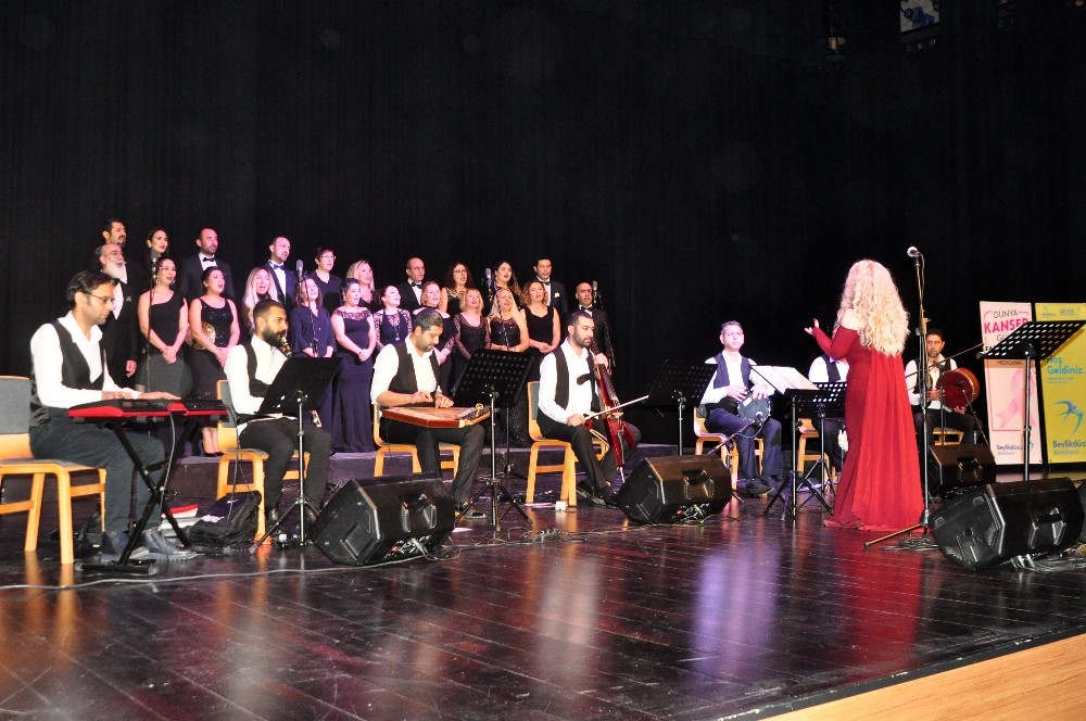 Doktorlar korosu, kanser hastaları için şarkı söyledi 