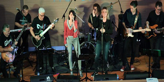 Doktorlar meme kanserine karşı şarkı söylediler