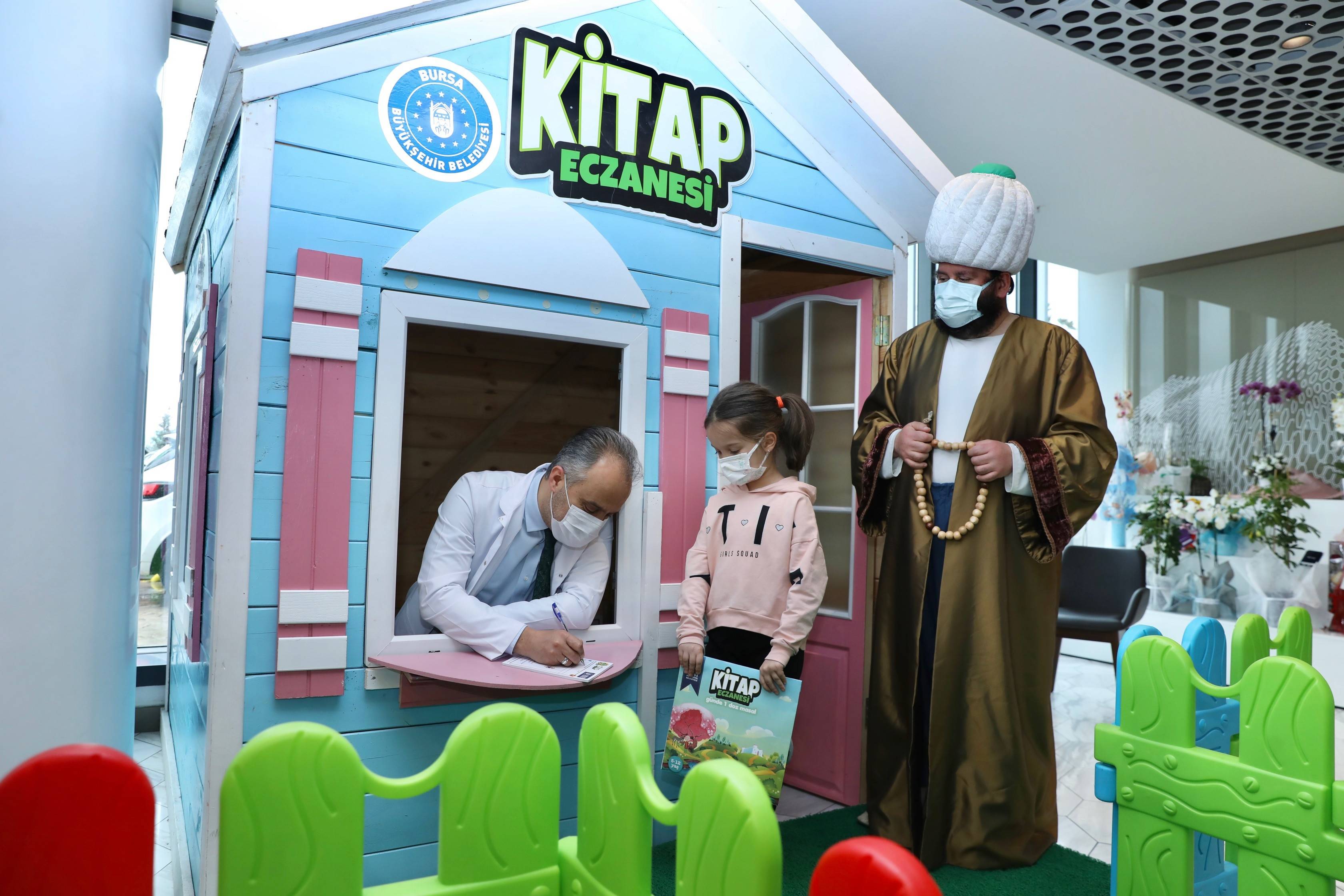 Doktorlar muayene ettikleri çocuklara reçeteyle kitap yazıyor