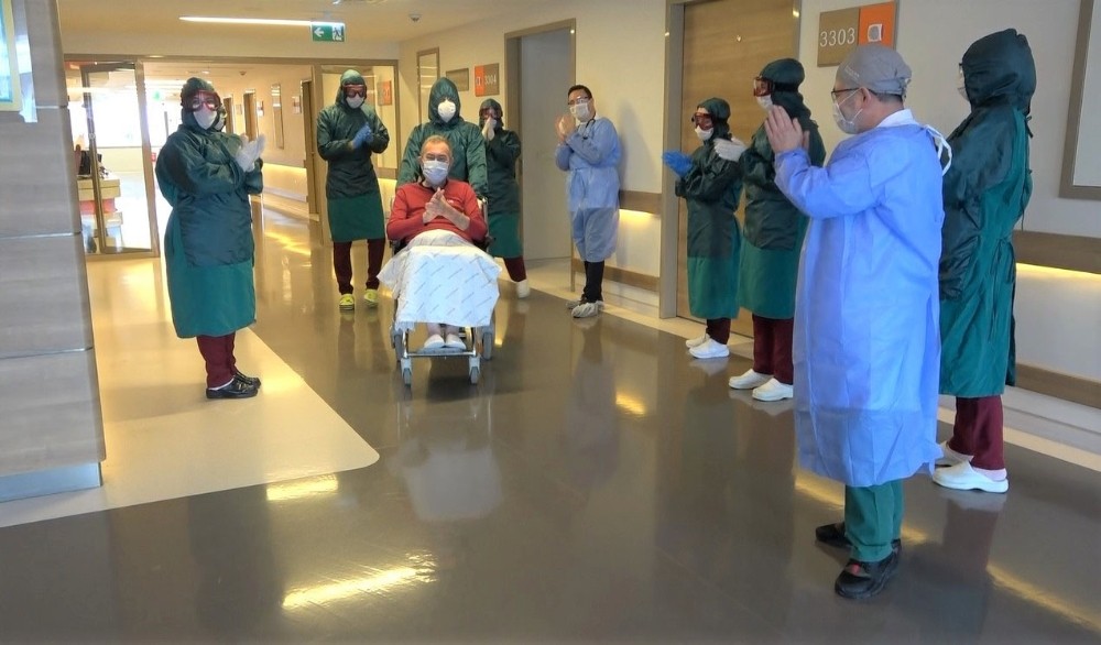 Doktorların umudunu kestiği korona hastası alkışlarla taburcu oldu 