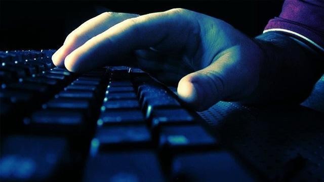Doktorun sistemini ele geçirip, erkek hastaya 'hamile' raporu vermişler