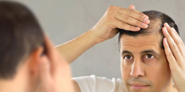 Dökülen saçları daha gür yapacak! Gece sürün, geri dönüyor: