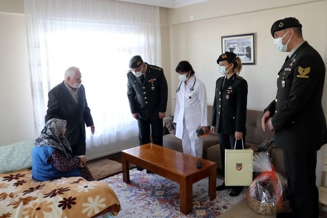 Dokuma seccade hediye ettiler! Zeliha nineye Mehmetçik jesti