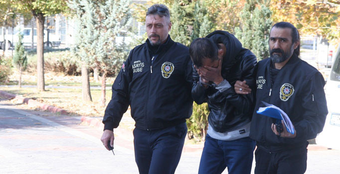 Dolandırıcı sahte başkomiseri gerçek polisler enselendi