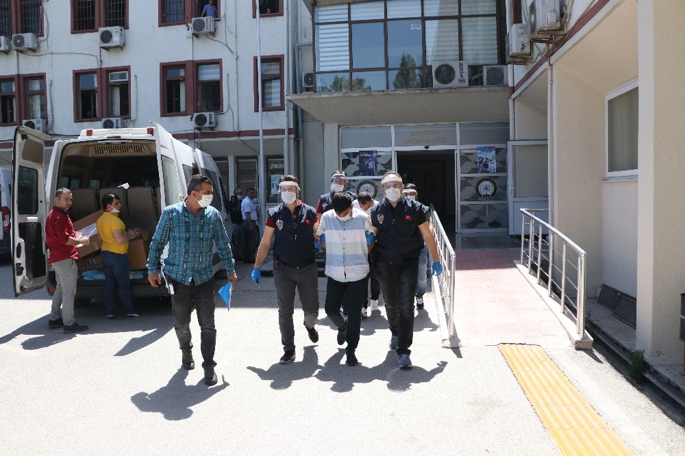 Dolandırıcıları dövme ele verdi 
