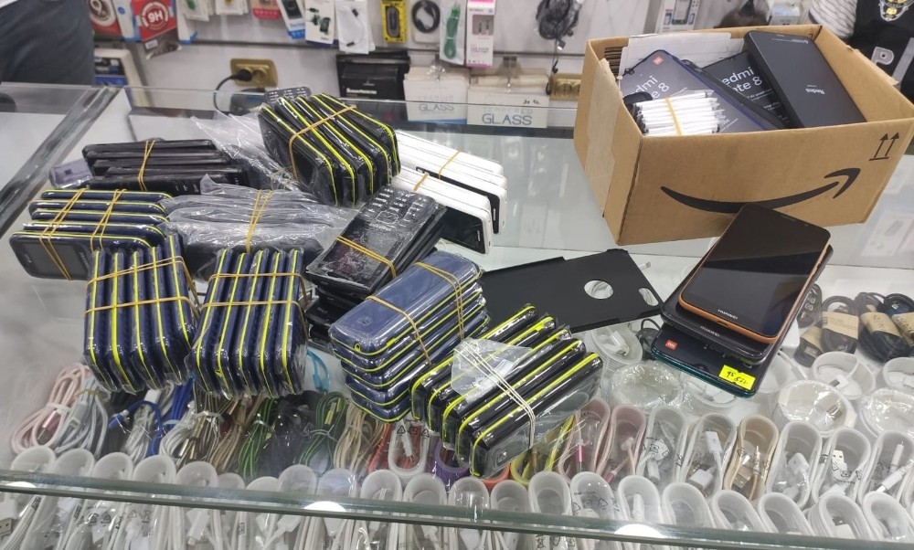Dolaptaki zuladan kaçak cep telefonları çıktı 