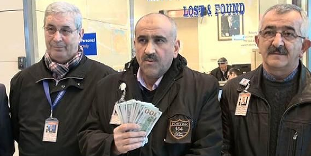 Dolar dolu çantayı sahibine teslim etti