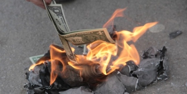 Dolarda düşüş sürüyor! O seviyenin altını gördü