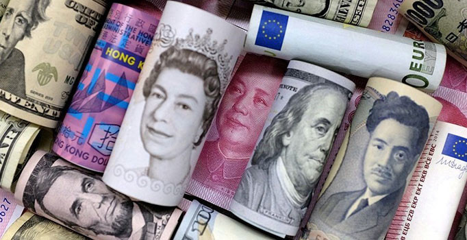 Dolar ve euro piyasaya düşüşle başladı