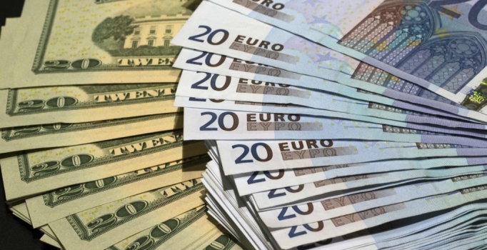 Dolar ve euro piyasaya hafif yükselişle başladı