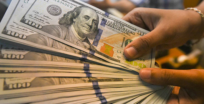 Dolar yeni piyasaya 4,76'dan başladı