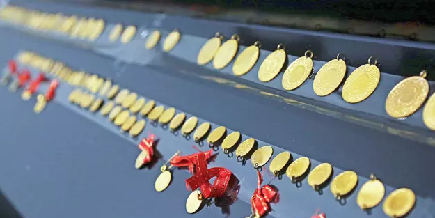 Dolar yerine bu kez ‘Darphane' kurup sahte çeyrek altın basmışlar! Ortaya çıktı: Haberi duyan işverenler şok