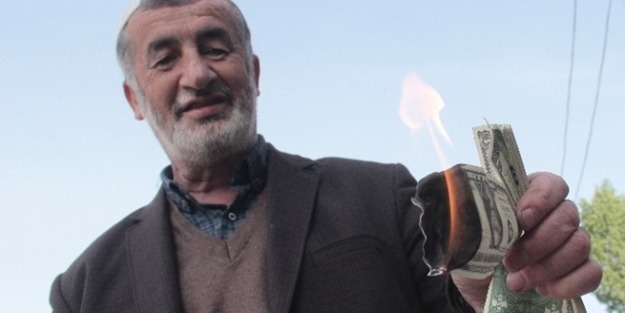 Dolarlarını sokak ortasında cayır cayır yaktı