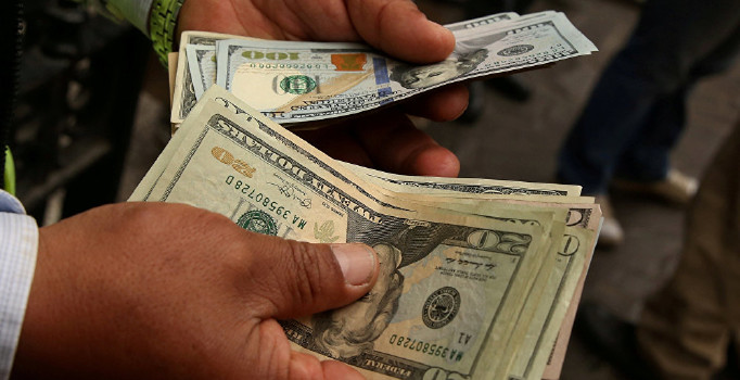 Dolar/TL piyasaya 5,70'in altında başladı