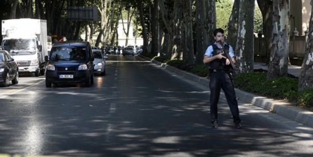 Dolmabahçe Sarayı önünde gözaltı