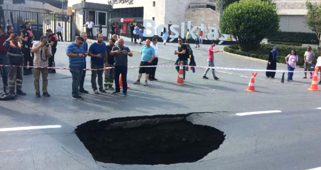 Dolmabahçe'de yol çöktü! İstanbul'da trafik durdu
