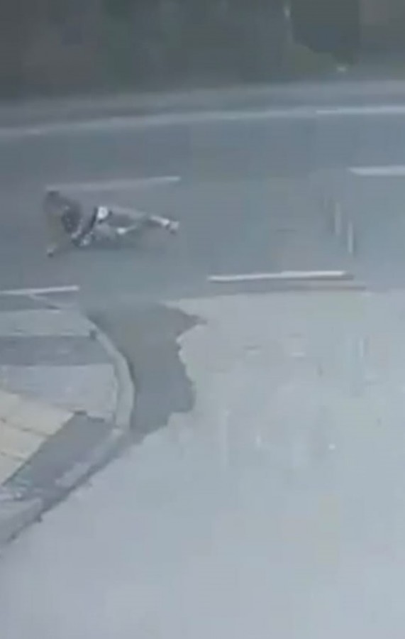 Dolmuş bekleyen kadını farketmeyen şoför minibüsün altında sürükledi