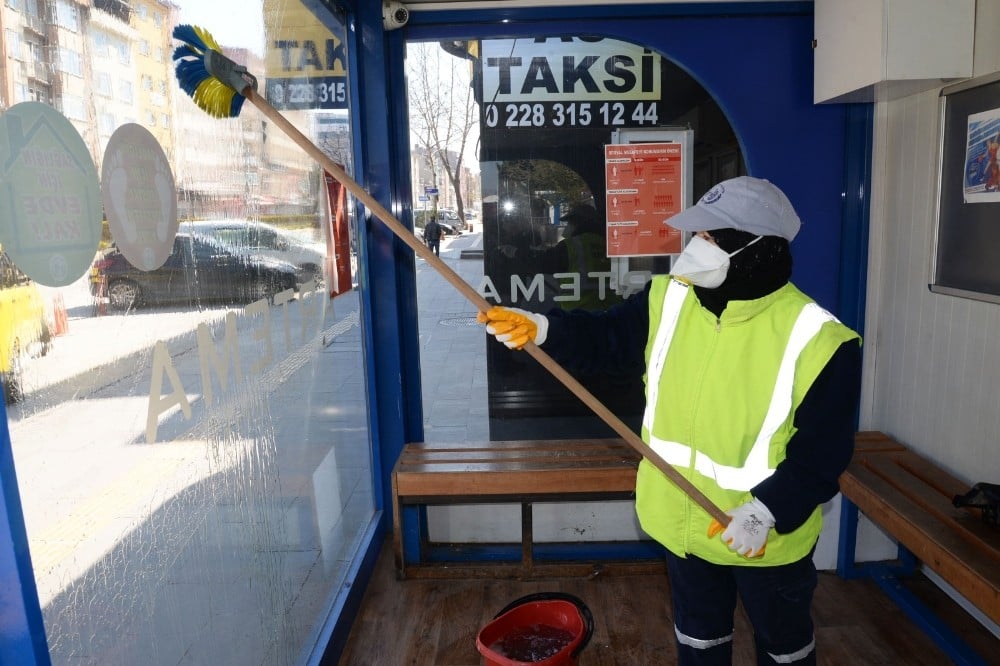 Dolmuş durakları yıkanarak temizleniyor 