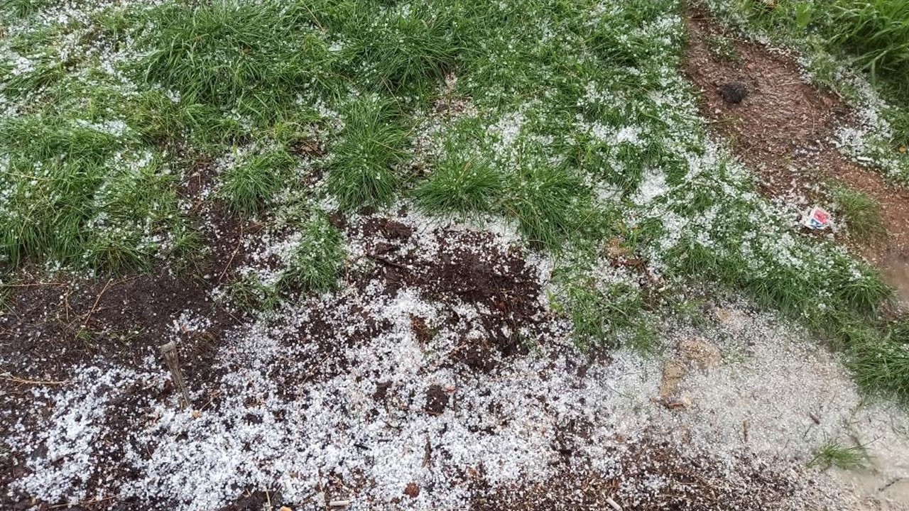 Dolu tarım alanlarını vurdu