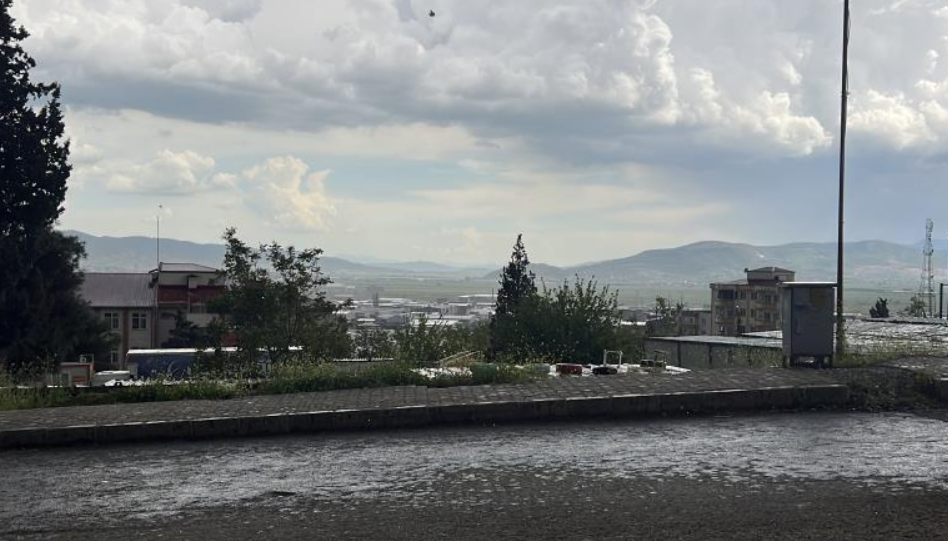 Dolu yağdı, vatandaşlar arabalarını böyle korudu