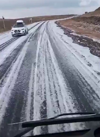 Dolu yağışı karayolunu beyaza bürüdü 