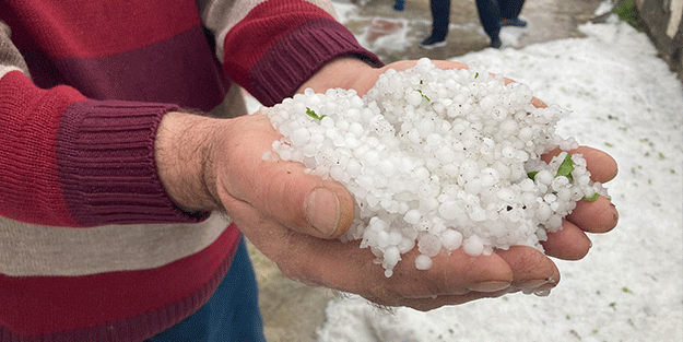 Dolu yağışı Kemaliye’nin yollarını beyaza büründürdü