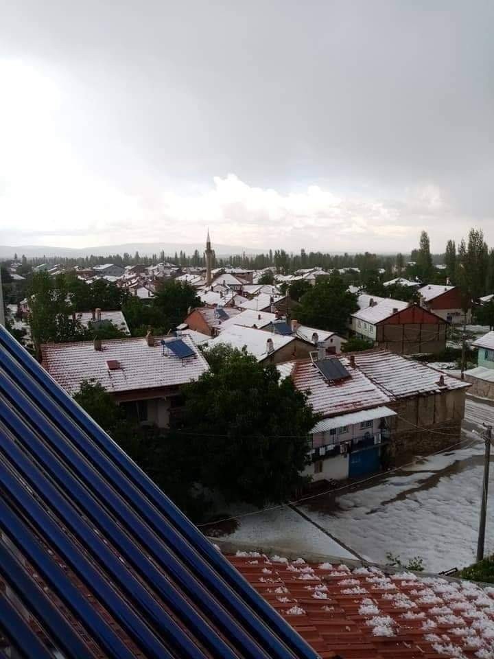 Dolu yağışı sonrası köy beyaza büründü 