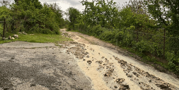 Dolu yağışı yolları kapattı
