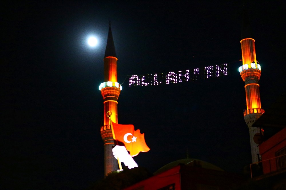 Dolunay ve çilek Ayı tutulması Hatayda Türkiyenin simgeleri ile görüntülendi 