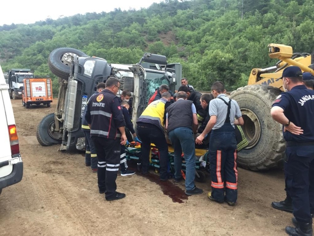 Domaniç’te hafriyat kamyonu devrildi: 1 yaralı 