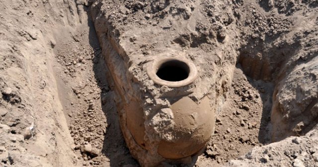 Domates tarlasından bin 500 yıllık gömülü küp bulundu
